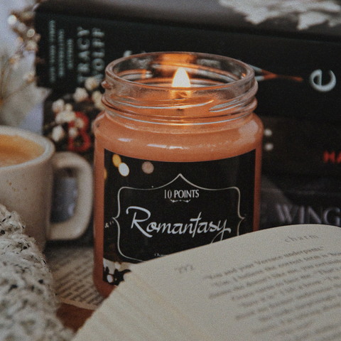 ROMANTASY  - Bookish Inspired Soy Candle Scent Notes: Champagne & Strawberries