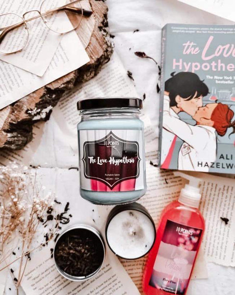 The Love Hypothesis soy candle Scent Notes: Pumpkin Spice